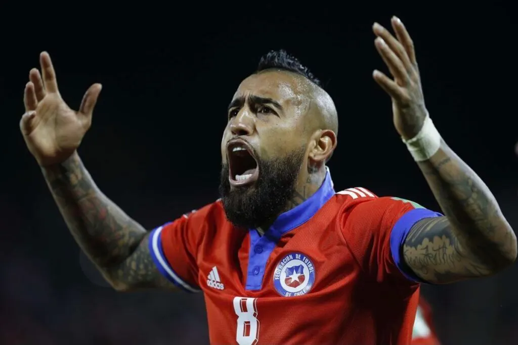 Arturo Vidal celebrando un gol con la camiseta de la Selección Chilena.