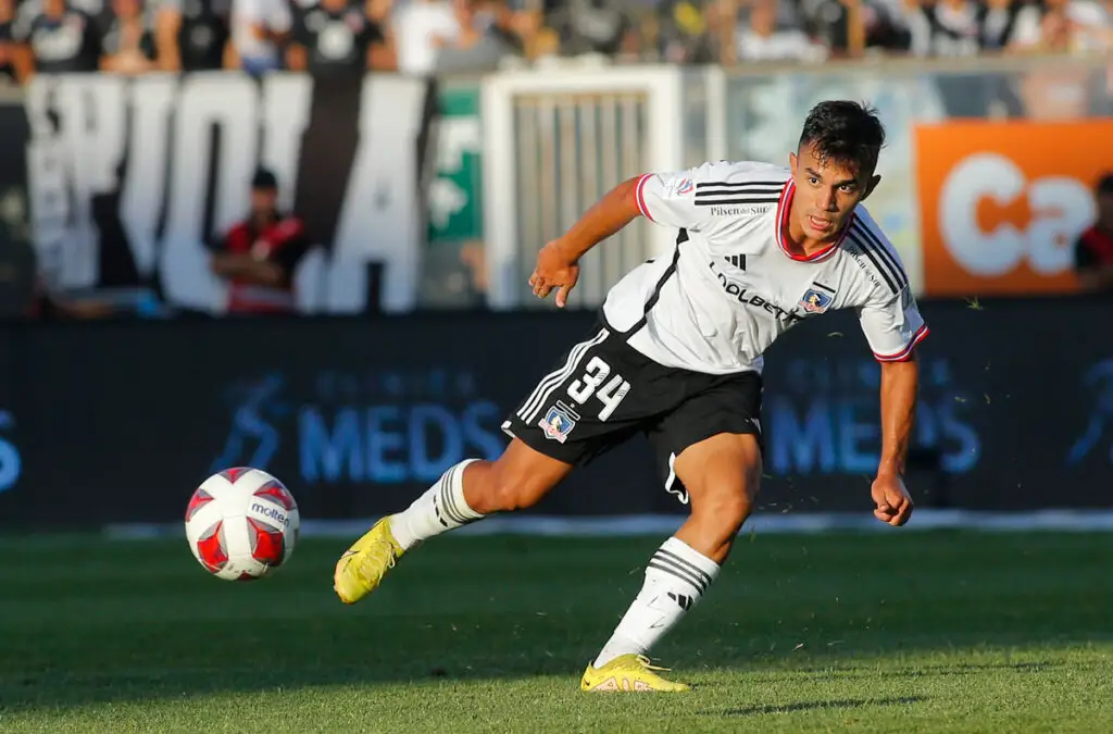 Vicente Pizarro dando un pase en Colo Colo