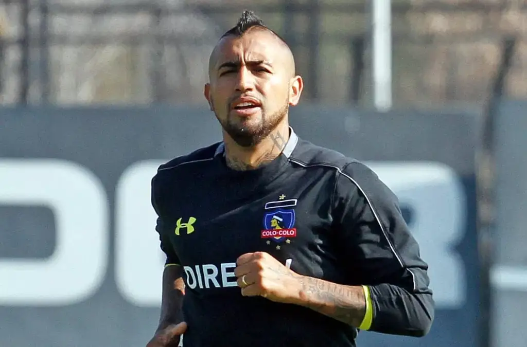 Arturo Vidal entrenando en el Estadio Monumental.