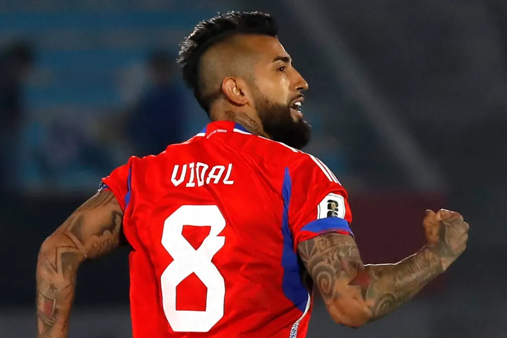 Arturo Vidal empuñando su mano derecha con la camiseta de la Selección Chilena.