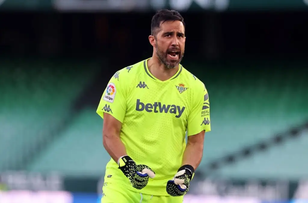 Claudio Bravo ve muy lejana su renovación en Real Betis.