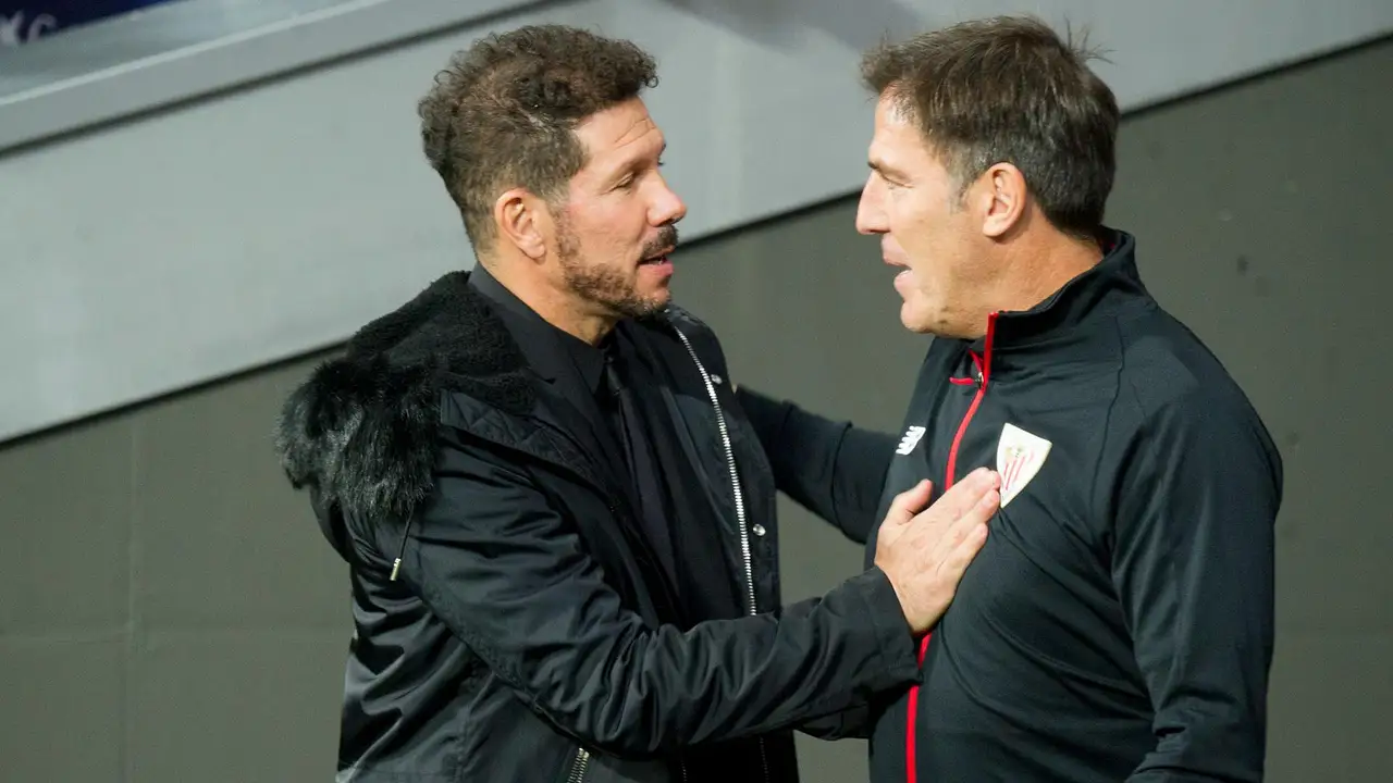 zzzzinte1Atletico Madrid’s Argentinian coach Diego Simeone (L) speaks with Athletic Bilbao’s coach Eduardo Berizzo before the Spanish league football match between Club Atletico de Madrid and Athletic Club Bilbao at the Wanda Metropolitano stadium in Madrid on November 10, 2018. (Photo by CURTO DE LA TORRE / AFP)zzzz