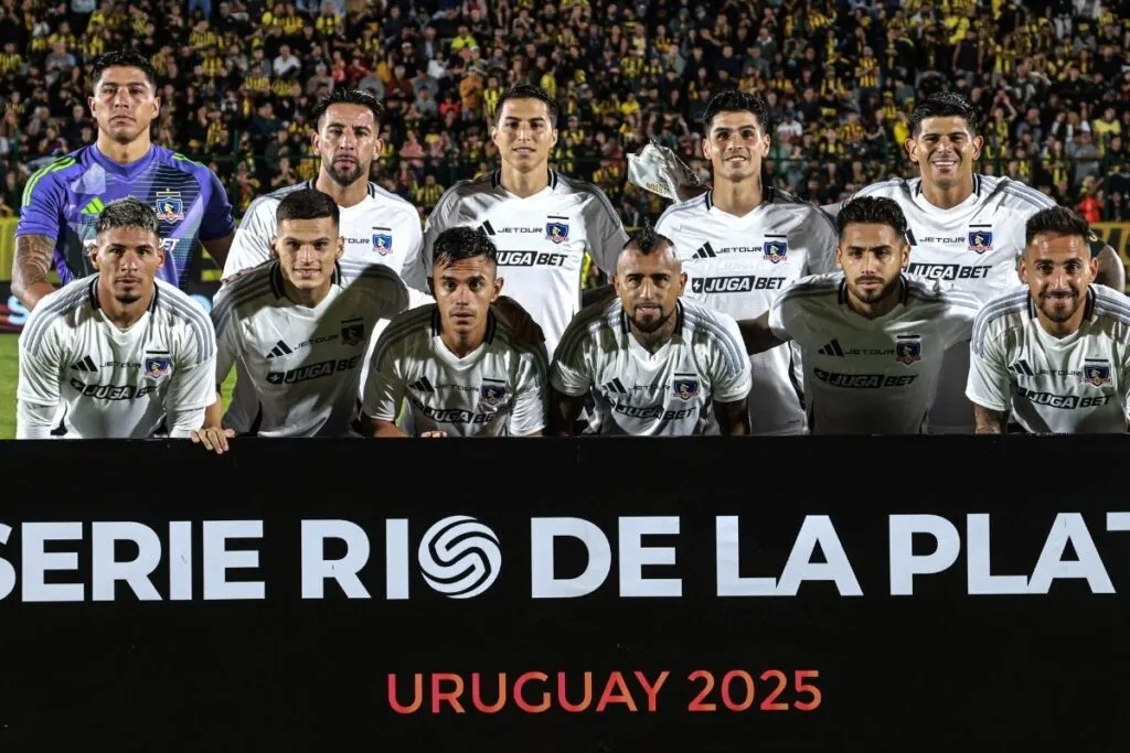 La formación de Colo-Colo frente a Peñarol en la Serie río de la Plata.