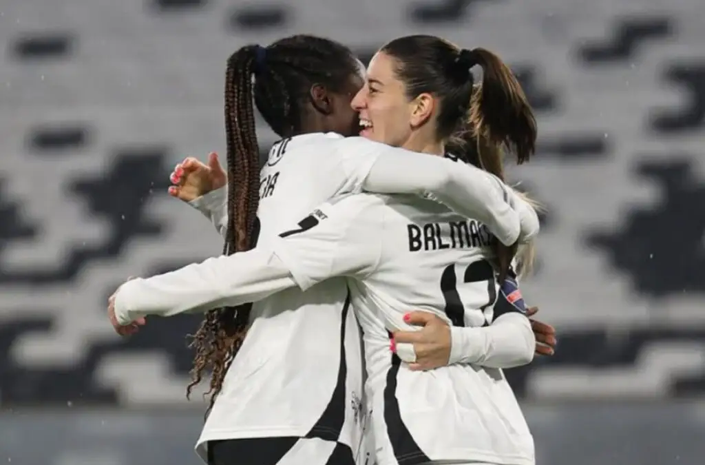 Rosario Balmaceda celebrando el primer gol de la jornada en Macul.
