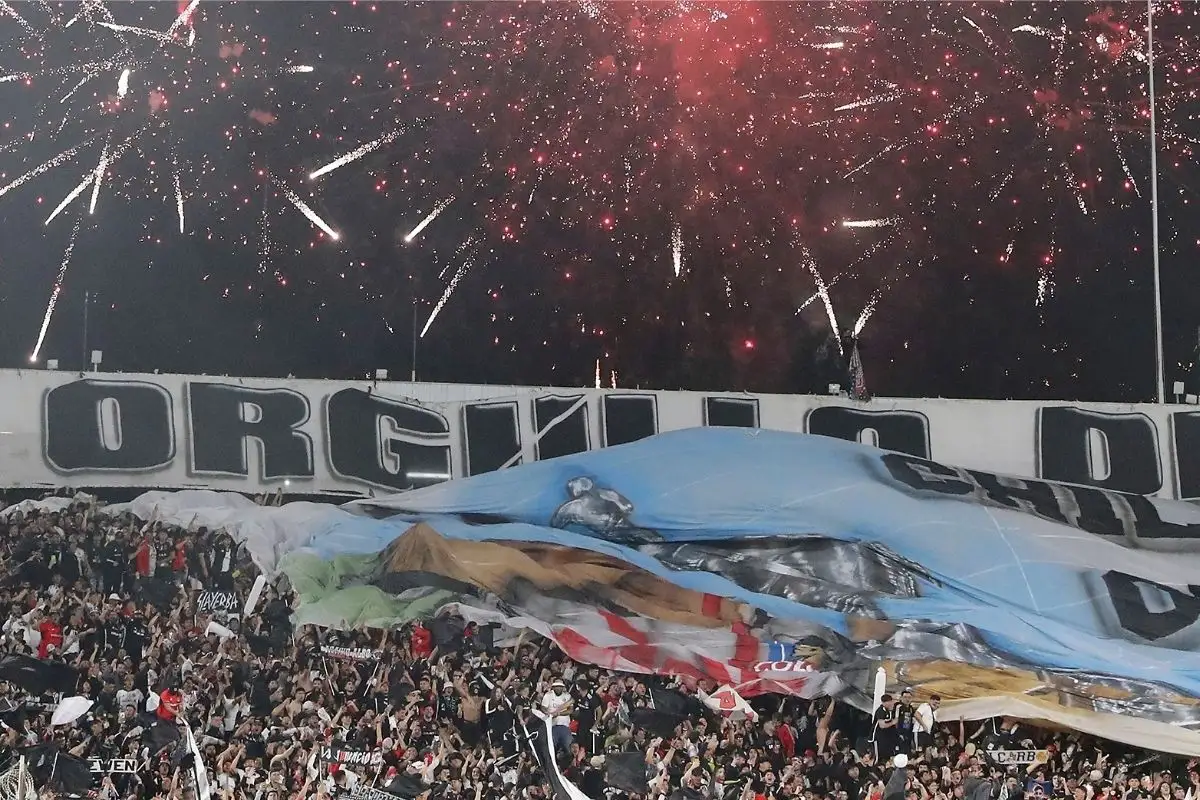 Hinchas llegan a recibir a Colo-Colo.