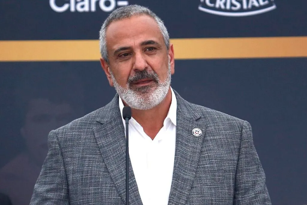 Pablo Milad mirando fijamente.