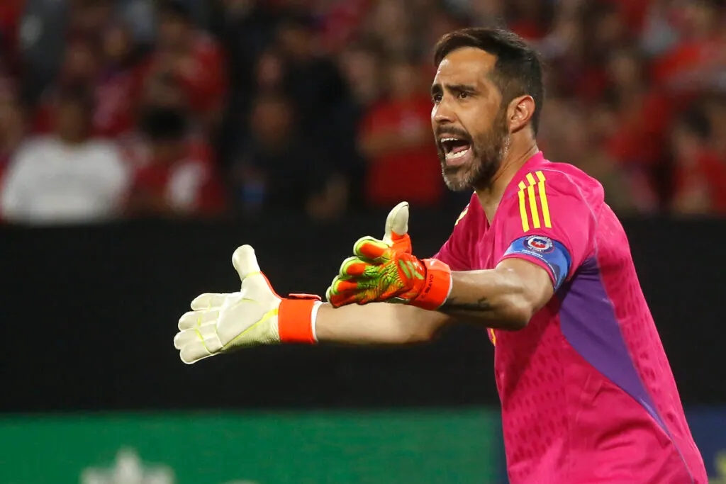 Claudio Bravo con los brazos en alto pidiendo una explicación en el duelo entre Chile y Paraguay rumbo al Mundial de Qatar 2022.