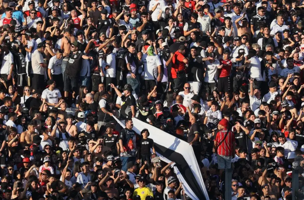 Hinchada de Colo-Colo tendrá prohibida la entrada para el segundo partido de la Copa Chile.