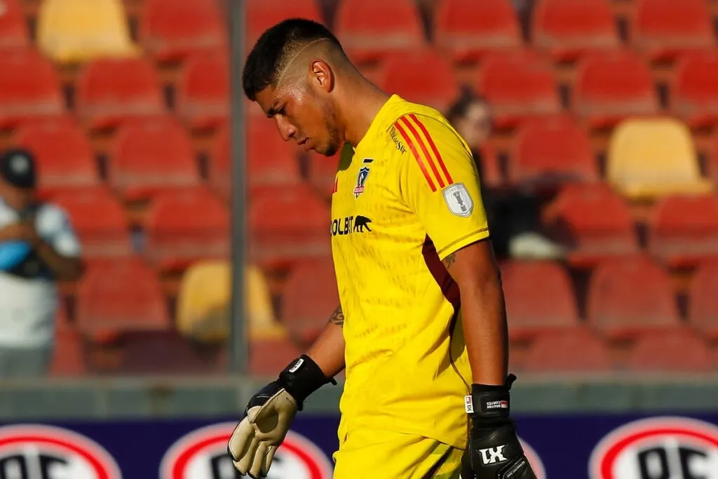 Brayan Cortés cabizbajo en un partido de Colo-Colo en el Estadio Santa Laura.