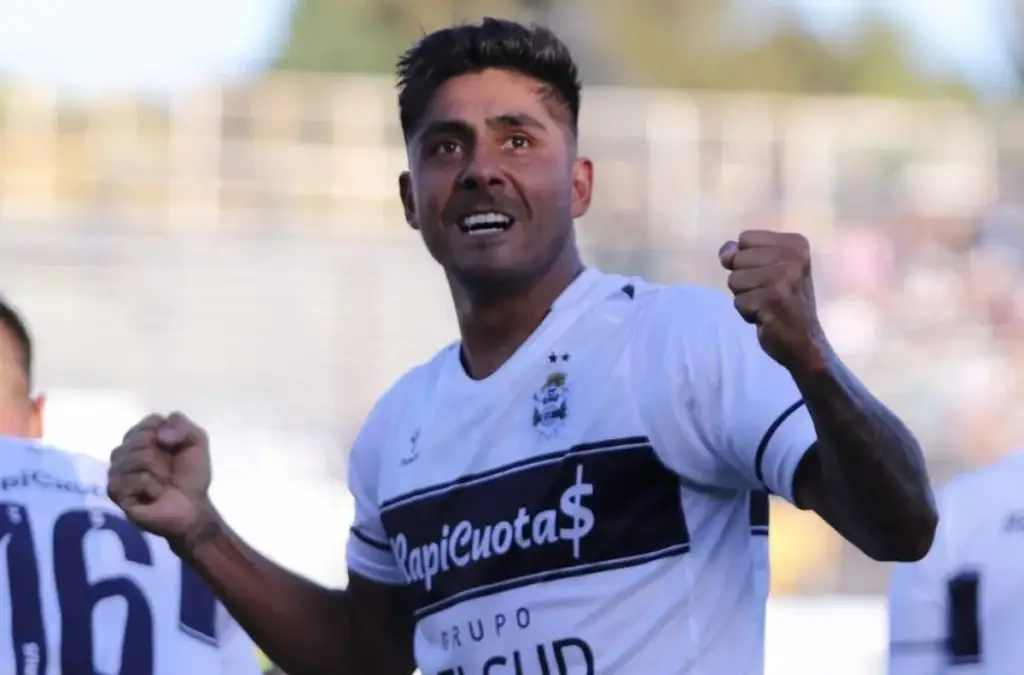 Cristián Tarragona con la camiseta de Gimnasia y Esgrima de La Plata.
