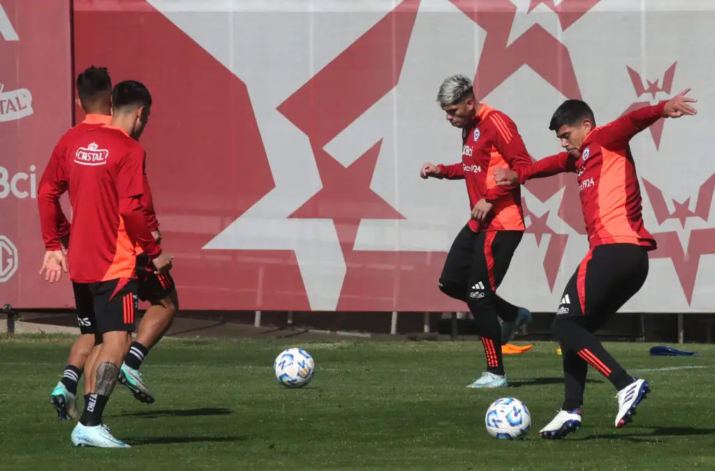 Jugadores de La Roja entrenan en Juan Pinto Durán.