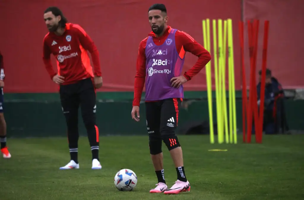 Mauricio Isla entrenando con la Selección Chilena.
