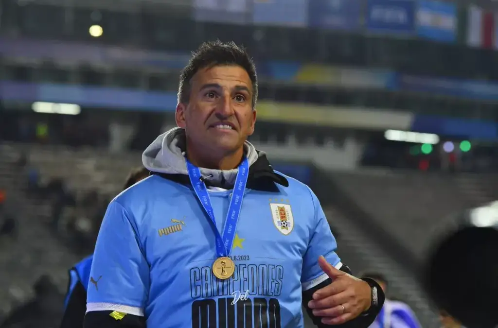 Marcelo Brioli siendo campeón con Uruguay.