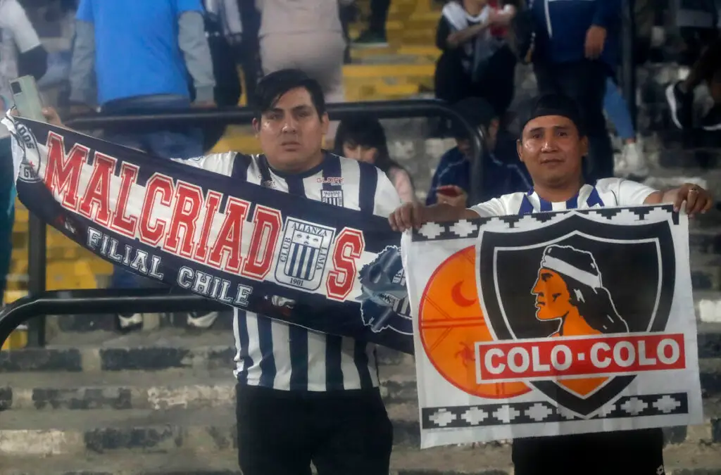 Hinchas de Alianza Lima con una bandera de Colo-Colo.