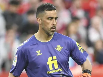 VIDEO: Dos magníficas atajadas de Claudio Bravo encaminaron empate del Betis en el Clásico con Sevilla