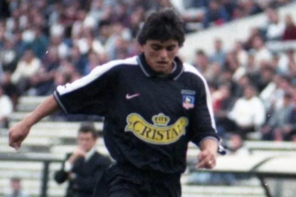 Primer plano a Francisco 'Murci' Rojas con la camiseta de Colo-Colo.