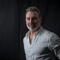 Marcelo Barticciotto y su gran felicidad tras obsequiar camiseta de Colo-Colo a integrante de Kiss