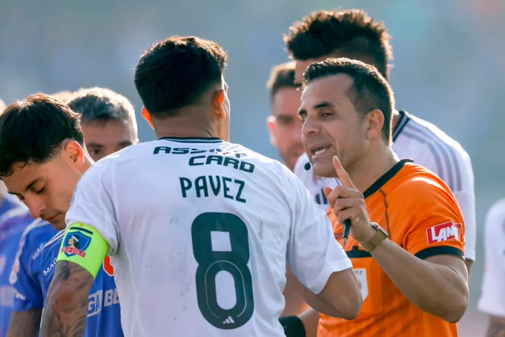 Piero Maza conversando con Esteban Pavez durante el Superclásico entre Colo-Colo y Universidad de Chile.