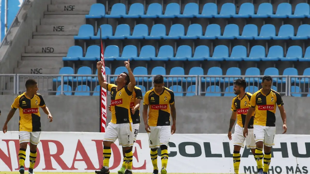 Futbol, Deportes Iquique vs Coquimbo Unido. Primera fecha, Campeonato Nacional Primera B 2021. El jugador de Coquimbo Unido Esteban Paredes celebra con sus compañeros despues de convertir un gol contra Deportes Iquique durante el partido de primera B en el estadio Tierra de Campeones. Iquique, Chile. 04/04/2021 Alex Diaz/Photosport**********