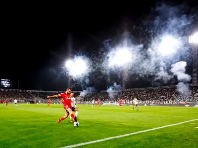 Bengalas y pirotecnia: El drástico informe arbitral contra Colo-Colo por el partido frente a Ñublense