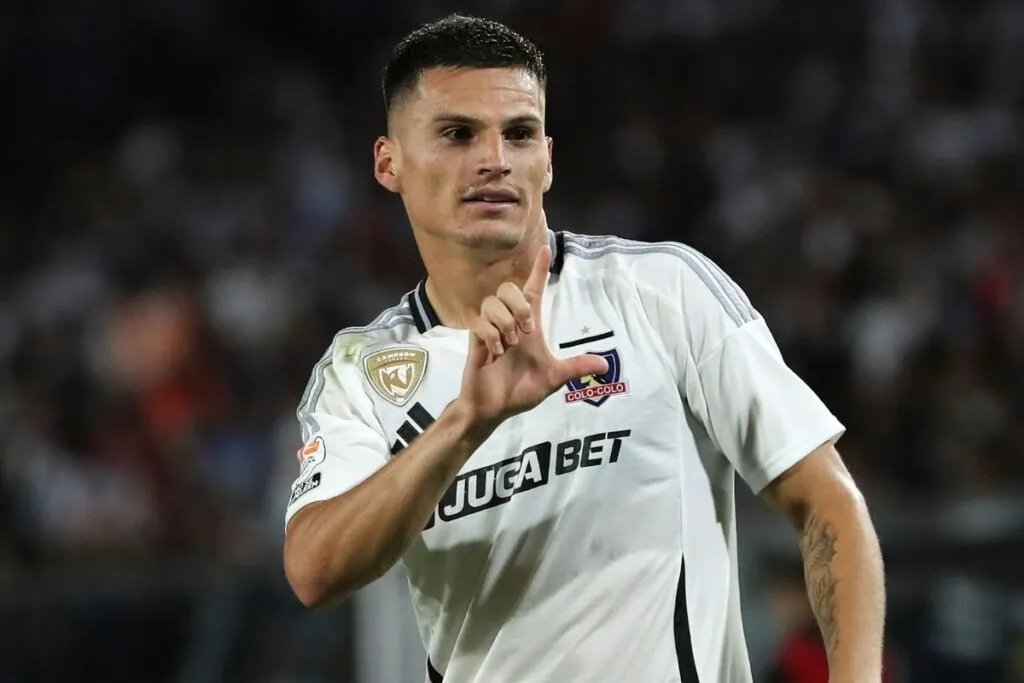 Lucas Cepeda celebrando un gol con la camiseta de Colo-Colo.