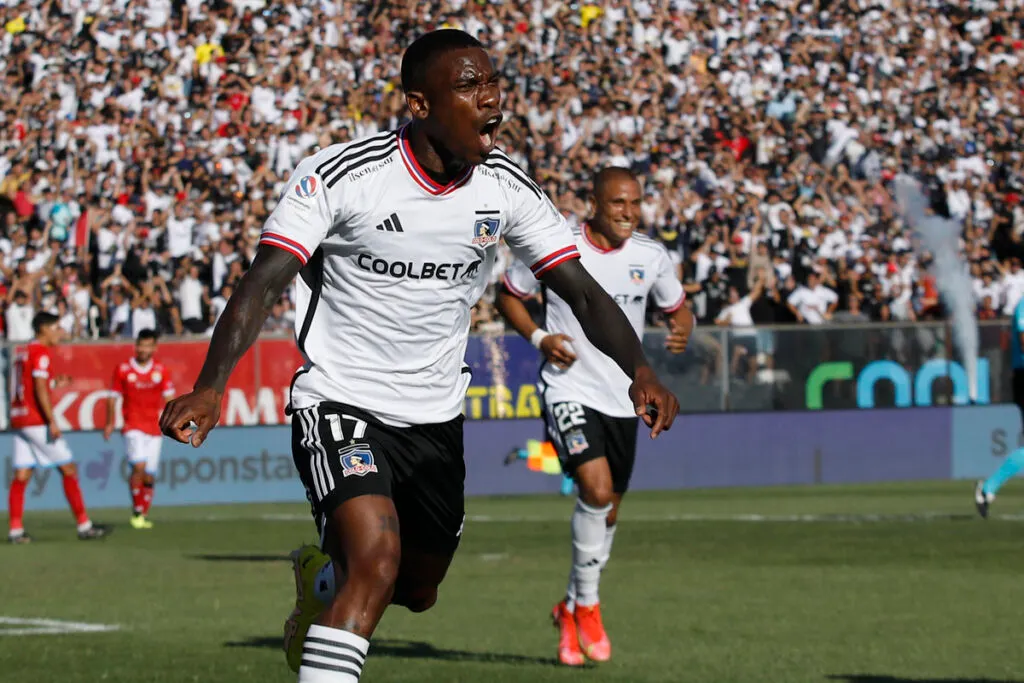 Fabián Castillo celebrando su segundo gol con la camiseta de Colo-Colo en el partido frente a Magallanes en el Estadio Monumental.