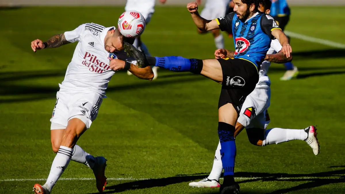 Futbol, Huachipato vs Colo Colo Fecha 8, campeonato Nacional 2021. El jugador de la Colo Colo Matias Zaldivia , izquierda, disputa el balon con Cristian Cuevas de Huachipato durante el partido de primera division realizado en el estadio Cap de Talcahuano, Chile. 23/05/2021 Pablo Hidalgo/Photosport Football, Huachipato vs Colo Colo Eighth date, 2021 National Championship. Colo Colo’s player Matias Zaldivia , left, battles for the ball against Cristian Cuevas of Huachipato during the first division match held at the Cap stadium in Talcahuano, Chile. 23/05/2021 Pablo Hidalgo/Photosport