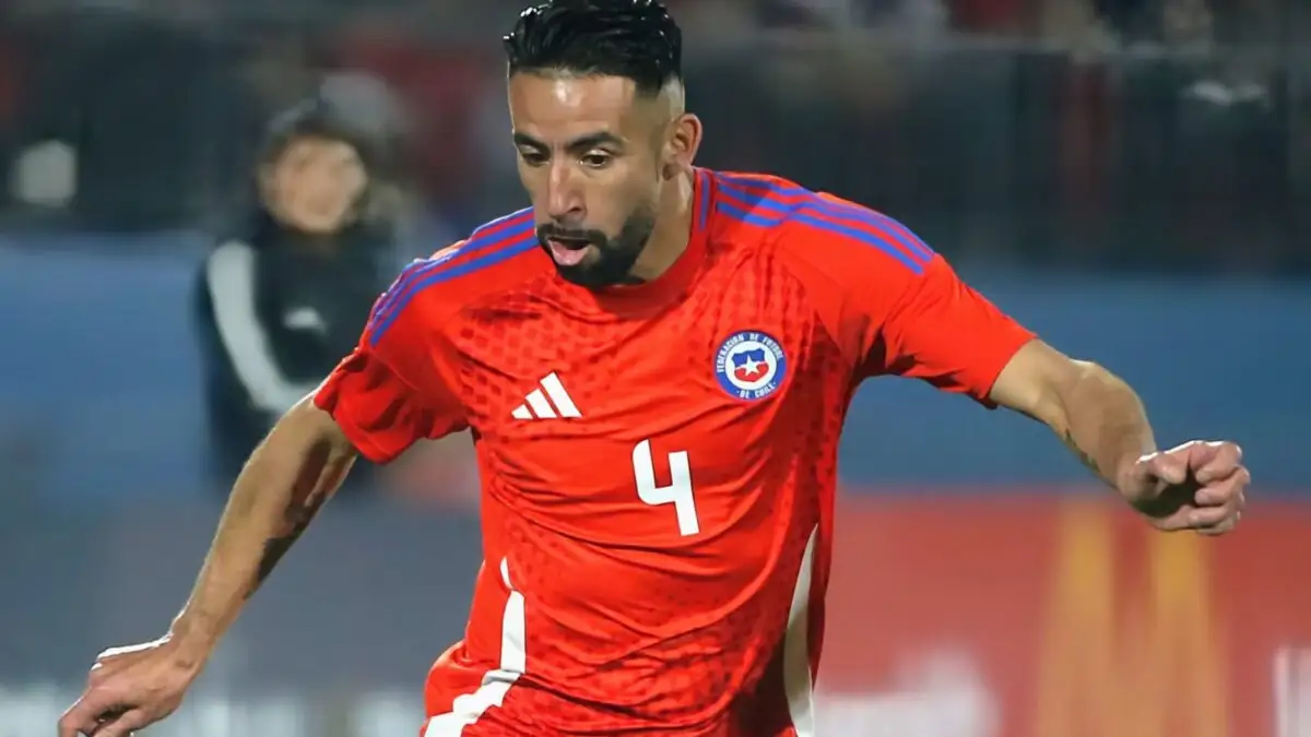 Colo-Colo sigue negociando con Mauricio Isla.