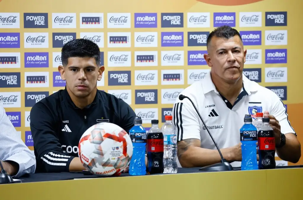 Jorge Almirón conversó con Esteban Pavez para explicar su salida de la formación titular.