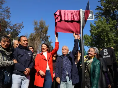 «Se pasó»: Así fue la emotiva inauguración de la calle Carlos Caszely Garrido