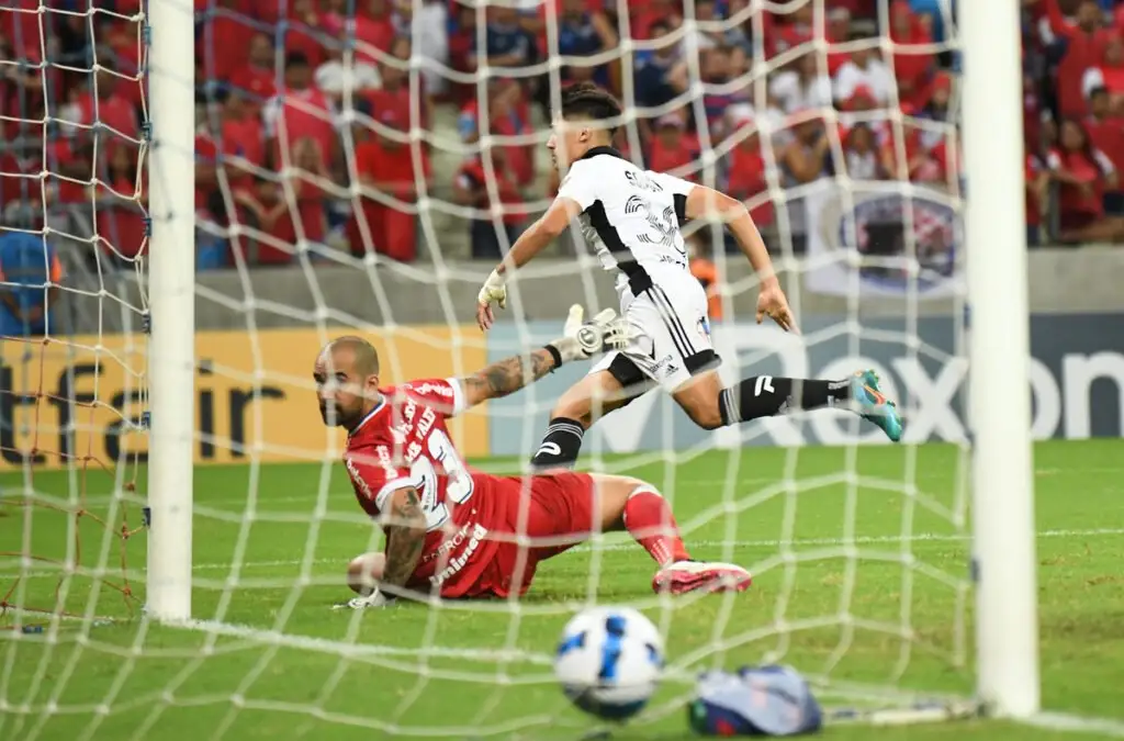 Pablo Solari convirtiendo su primer gol en Copa Libertadores frente a Fortaleza.