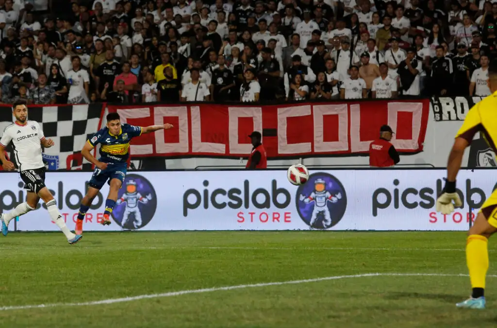 Alejandro Henríquez batió a Brayan Cortés en el empate entre Colo-Colo y Everton.