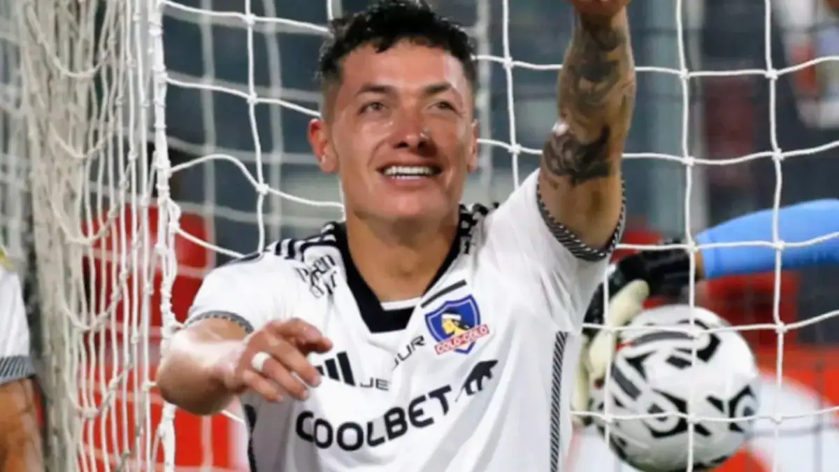 Primer plano a Cristián Zavala celebrando un gol con Colo-Colo.