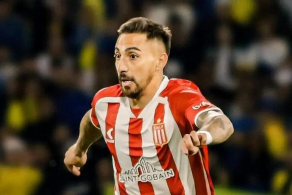 Javier Correa durante un partido con Estudiantes de La Plata.