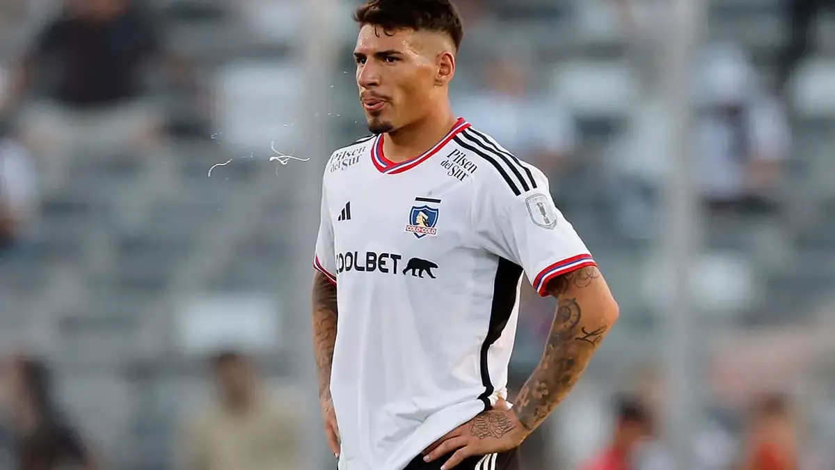 Alan Saldivia con camiseta de Colo-Colo.