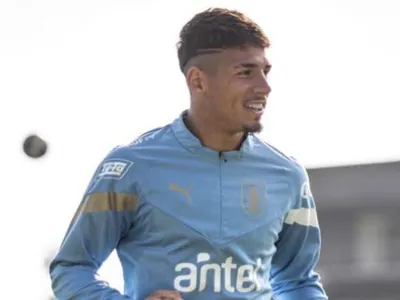 «Aravena lo tiene de perrito»: Hinchas de la UC se burlan de Alan Saldivia tras gol de La Roja sobre Uruguay