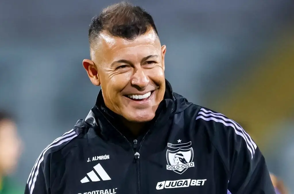 El DT albo viajará junto al plantel a pesar de tener una sanción en contra.