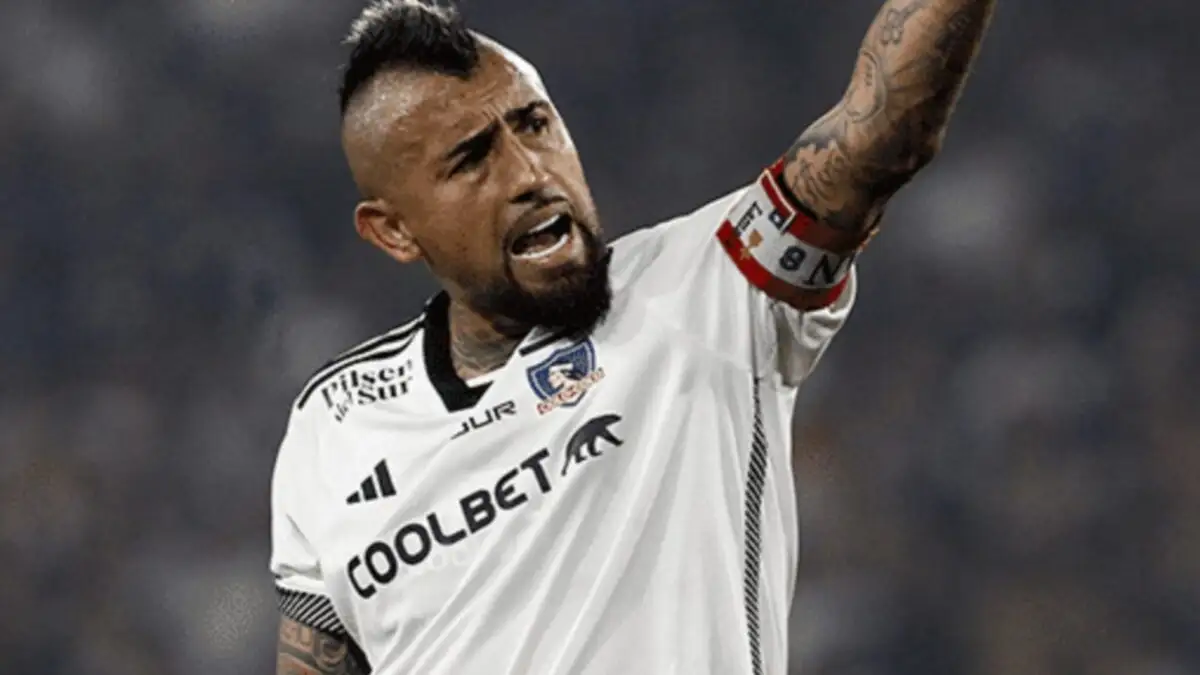 Arturo Vidal con la camiseta de Colo-Colo