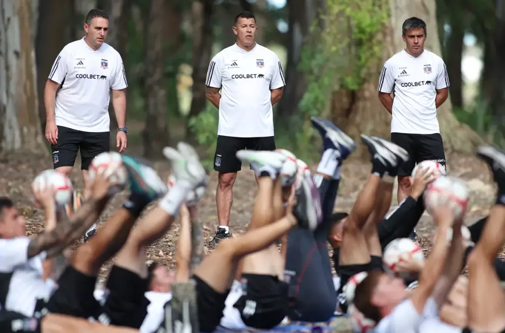 Jorge Almirón quiere contar con nuevos jugadores en el plantel de Colo-Colo.