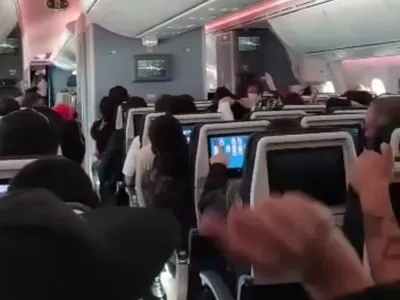 [Video]: Hinchas de Colo-Colo insultaron con cánticos a político que viajó con ellos en el avión