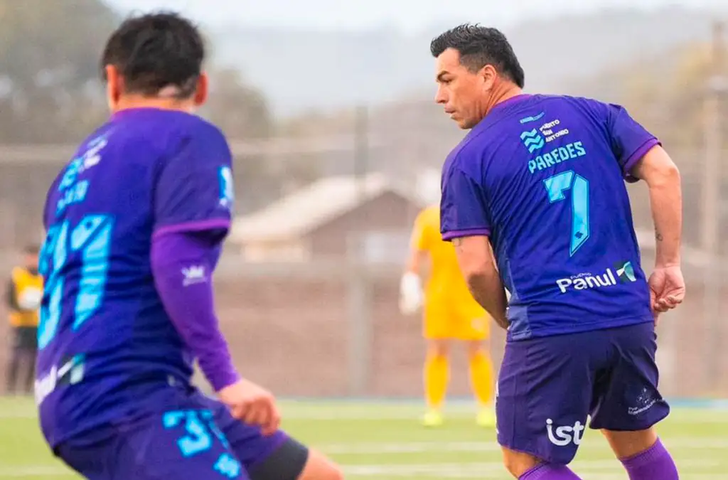 Esteban Paredes jugando un partido por el SAU.