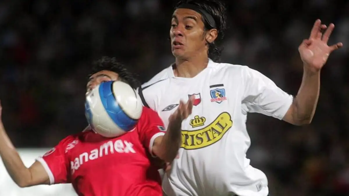 Andrés González con la camiseta de Colo-Colo.
