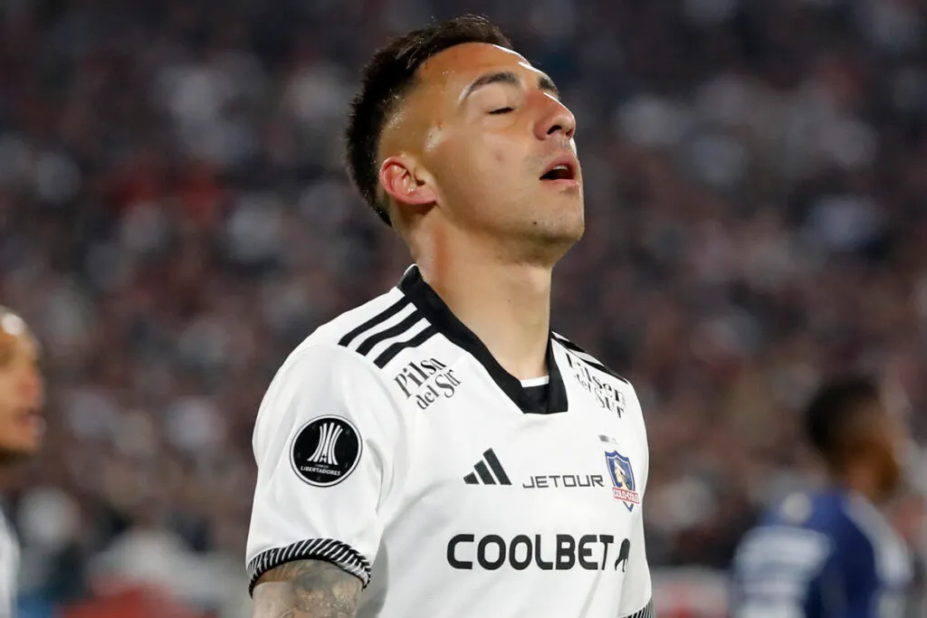 Primer plano de Javier Correa con la camiseta de Colo-Colo y con cara de lamento.
