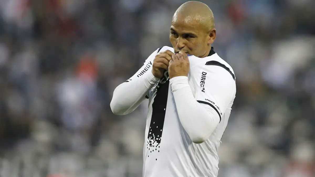 Futbol, Colo Colo v Deportes Iquique. Cuarta fecha, Campeonato de Apertura 2015-20,16 El jugador de Colo Colo, Humberto Suazo celebra su gol contra Deportes Iquique durante el partido de primera division en el estadio Monumental. Santiago, Chile. 23/08/2015 Javier Torres/Photosport******* Football, Colo Colo v Deportes Iquique. Fourth date, Aperture Championship 2015-2016 Colo Colo´s player, Humberto Suazo, celebrates his goal against Deportes Iquique during the first division football match at the Monumental stadium. Santiago, Chile. 23/08/2015 Javier Torres/Photosport