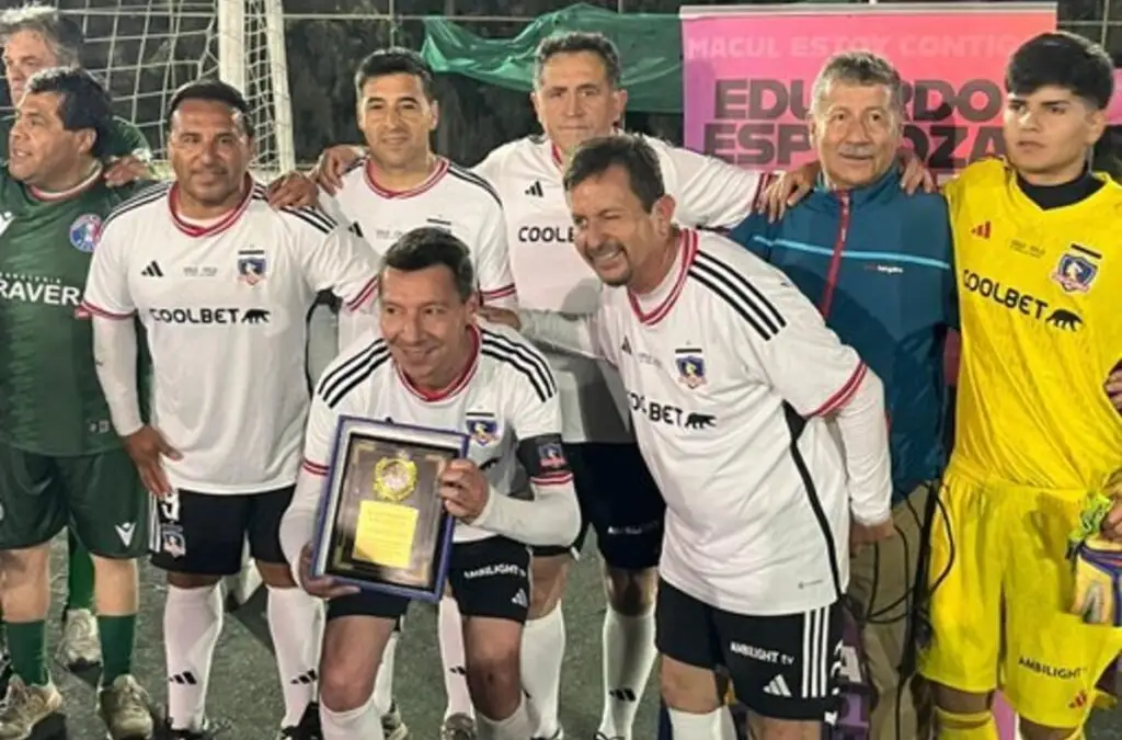 Eduardo Espinoza con integrantes de Colo-Colo de Todos los Tiempos.