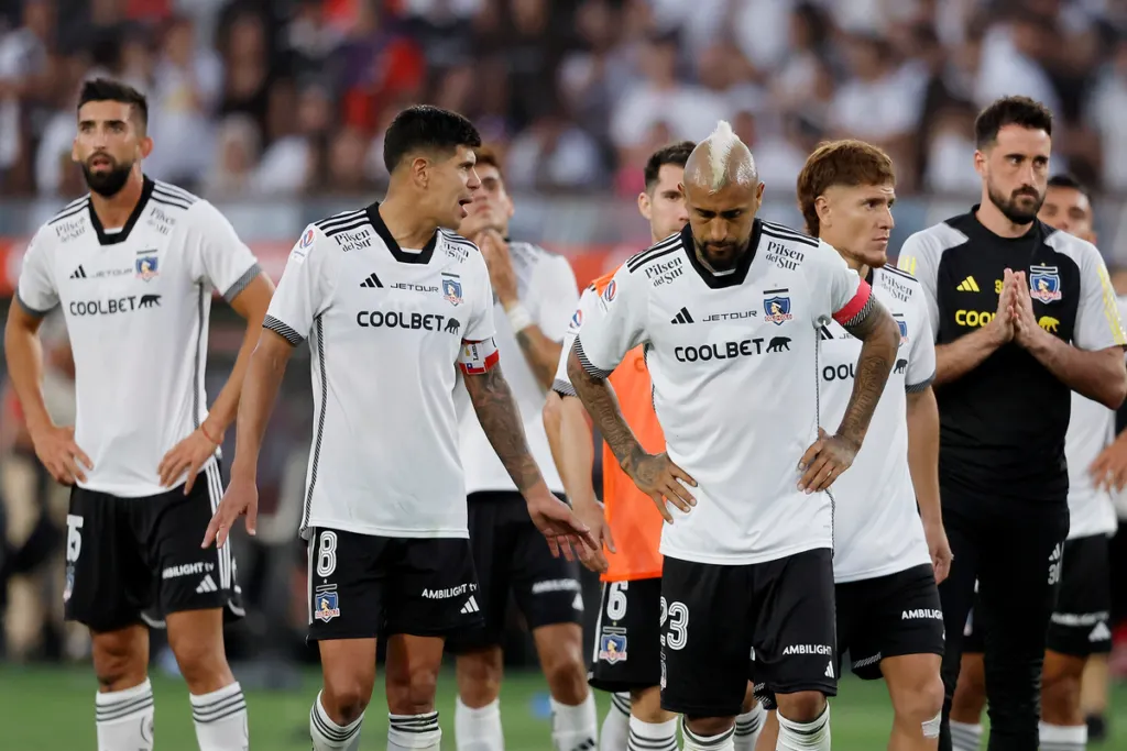 Jugadores de Colo-Colo cabizbajos se retiran del campo de juego tras perder 1-0 ante Universidad de Chile el Superclásico 195.