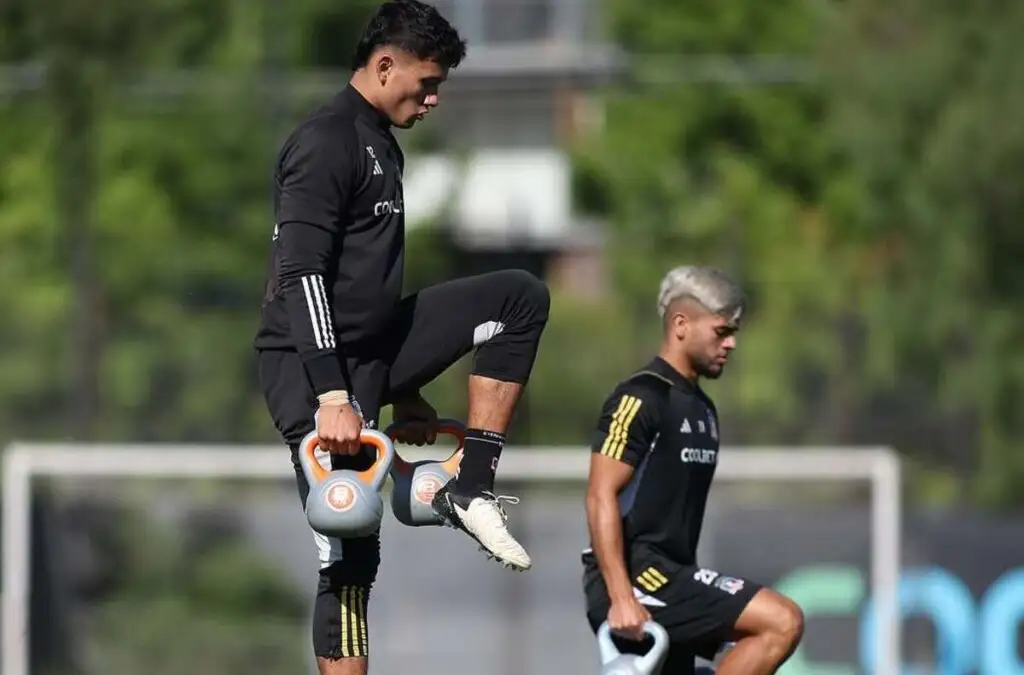 Matías Pinto (a la derecha) está realizando la pretemporada junto a Colo-Colo.