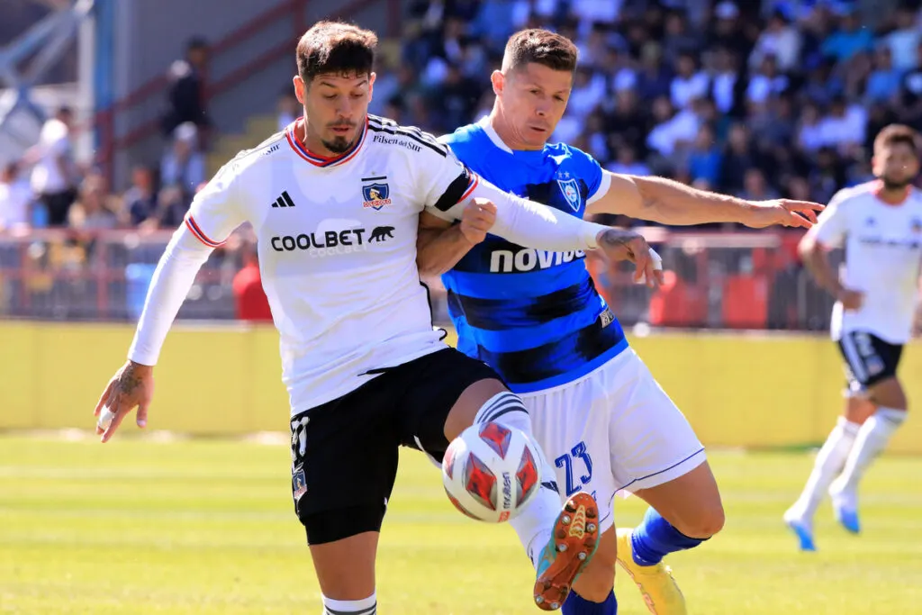 Matías de los Santos enfrentando a Huachipato antes de salir lesionado del terreno de juego.