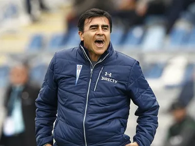 Gustavo Quinteros se llenó de críticas por pensar en dirigir a Colo-Colo cuando estuvo en la Universidad Católica: «Es un chanta»
