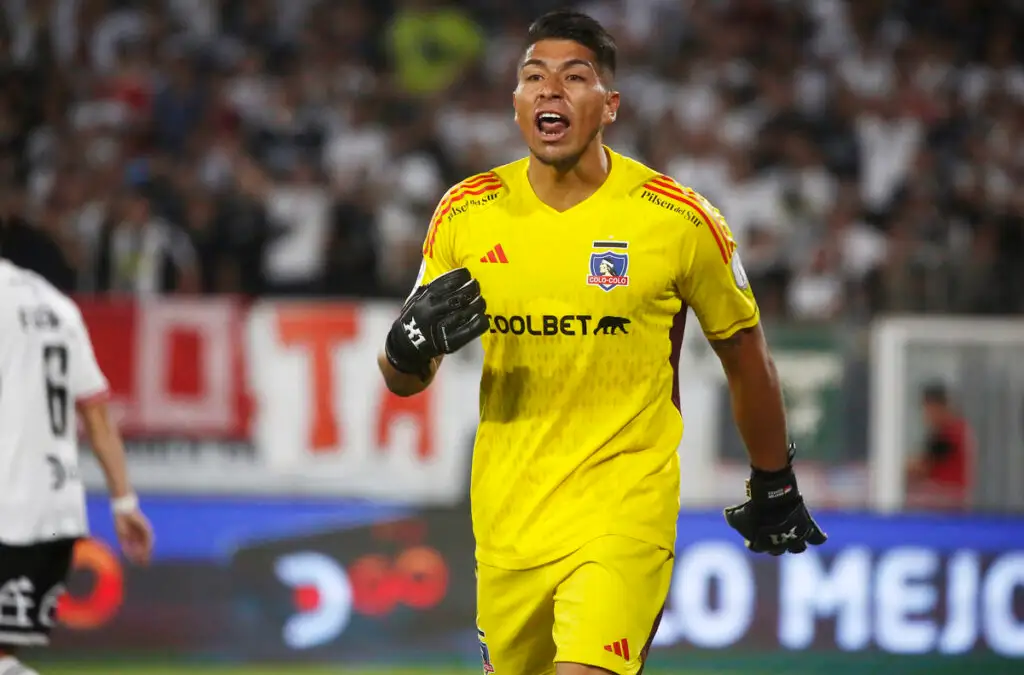 Brayan Cortés podría partir de Colo-Colo, por lo que estarían mirando a Claudio Bravo como su reemplazante.